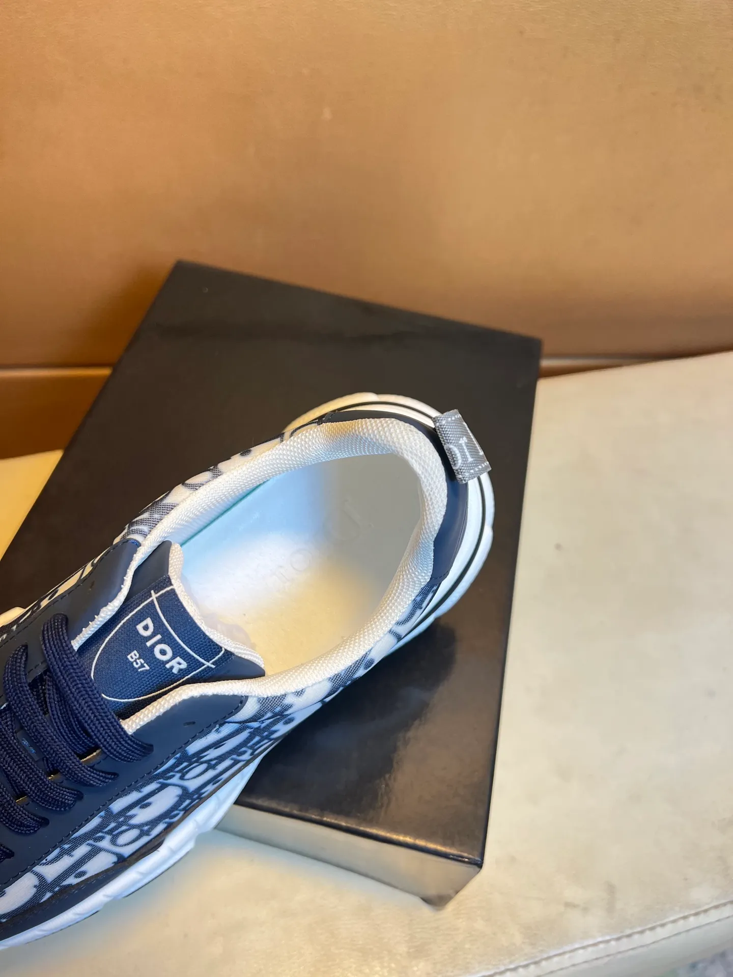 Men's men's shoes💰440💰👑👑Dior original quality.~ Unique modern style sneakers. 🏃A must-have casual shoe for trendy men😍😍 Original brand imported from Italy, imported original leather, sheep lining (refuses to discolor and grind feet) Sole: Original sole provided by the original factory, French lazy style design ⚠️Fit to the feet, original quality, super comfortable original sole. It’s like shooting the real thing 🎬The real thing is better, high-quality sneakers wan men’s shoe size: 38-44